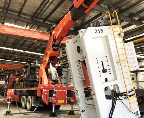 樟木头镇附近随车吊出租，轻松解决运输难题