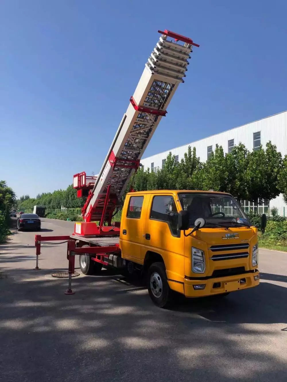 樟木头镇附近的云梯车出租服务：轻松解决高空作业需求