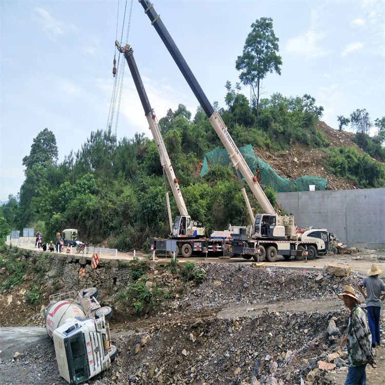 樟木头镇汽车掉沟里叫吊车救援要多少钱